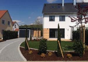 Zufahrt mit Garten - Musterhaus Regensburg-Schwabelweis - Hilpl Wagner Bau GmbH