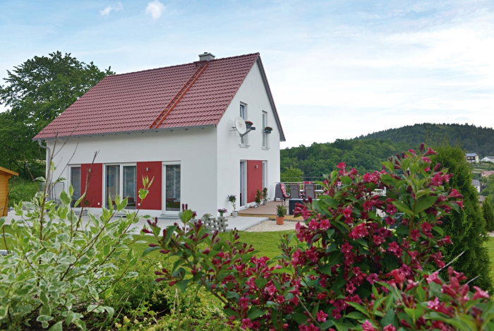 Junge-Familie-Massivhaus-Hilpl-Wagner-Bau-700-467-Seitenansicht Junge-Familie-Massivhaus-Hilpl-Wagner-Bau-700-467-Seitenansicht